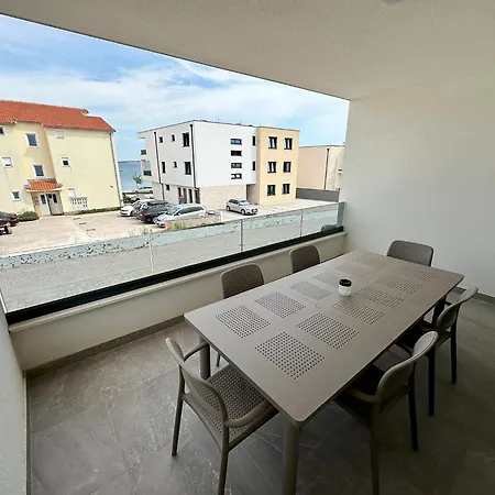 Beautiful New Palmtree Ii Apartment